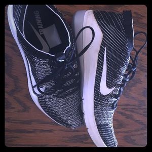 Sz 8 EUC Nike sneakers